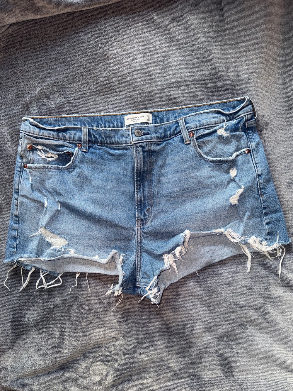 High-Rise Denim Mom Short Light Blue Size 34/18